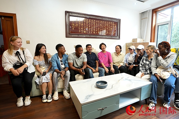 選手們在村民王小留家中做客。人民網(wǎng) 盧鵬宇攝