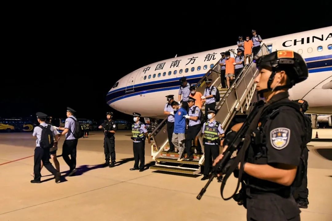 153名實(shí)施跨境裸聊敲詐的犯罪嫌疑人從印度尼西亞被押解回國。公安部供圖