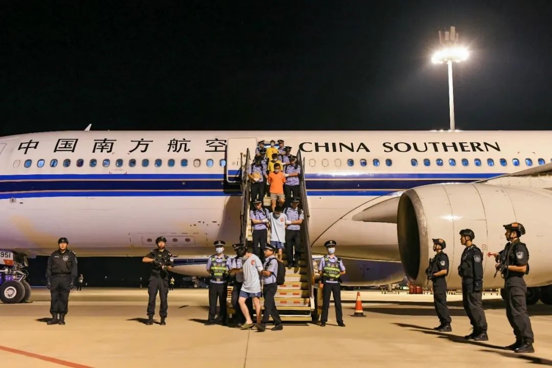 153名實(shí)施跨境裸聊敲詐的犯罪嫌疑人從印度尼西亞被押解回國。公安部供圖