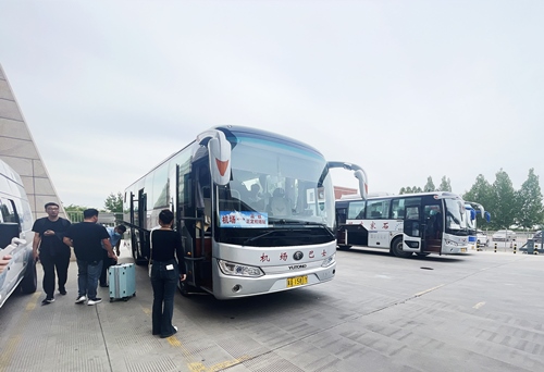 旅客準(zhǔn)備乘坐免費(fèi)擺渡車前往正定機(jī)場。人民網(wǎng)記者 喬雪峰攝