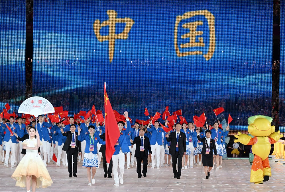 中國(guó)代表團(tuán)在開(kāi)幕式上入場(chǎng)。