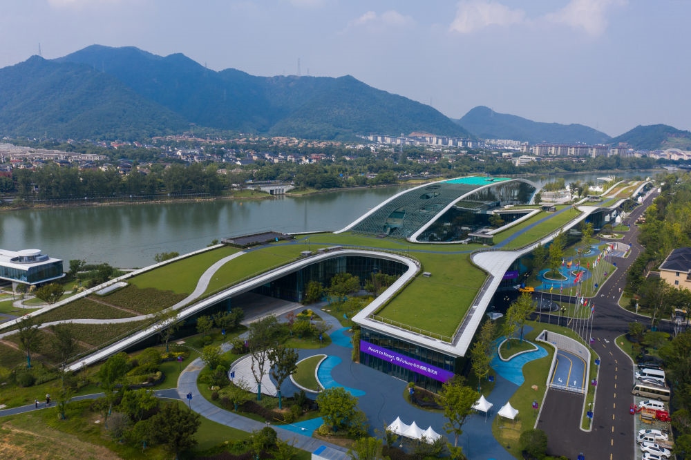 從空中俯瞰杭州富陽(yáng)水上運(yùn)動(dòng)中心，屋頂被綠植覆蓋。