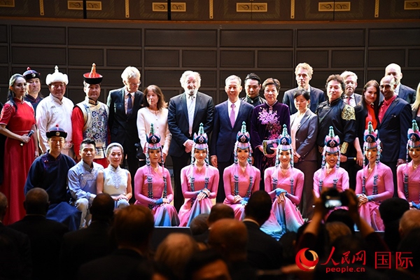 中國駐瑞典大使崔愛民夫婦與演職人員及部分來賓合影留念。人民網(wǎng)記者 殷淼攝