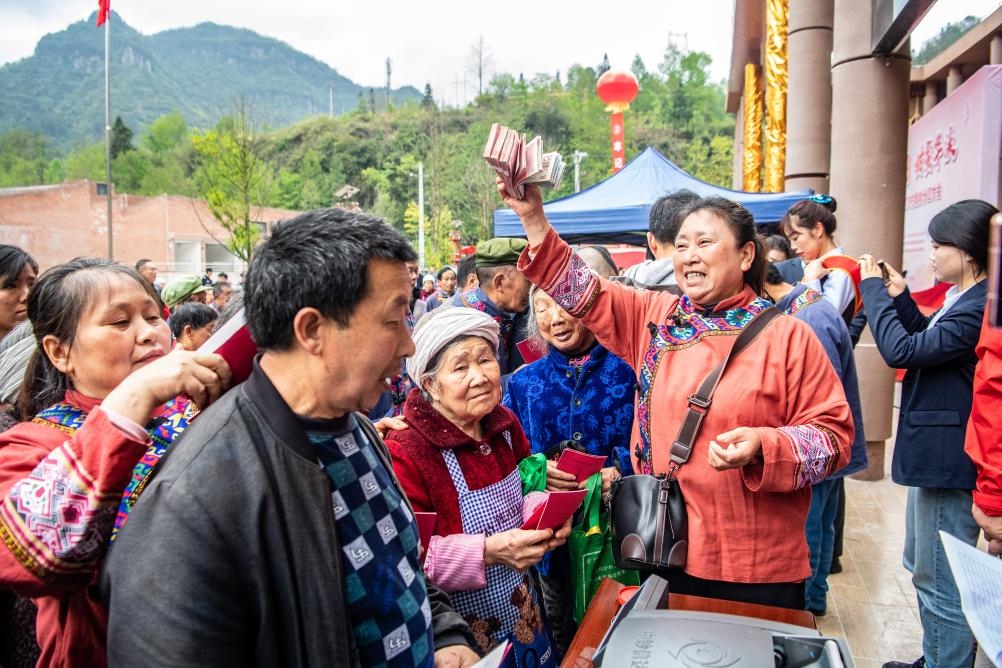 4月13日，在華溪村第五屆分紅大會(huì)上，村民在排隊(duì)領(lǐng)取分紅。新華社記者 唐奕 攝