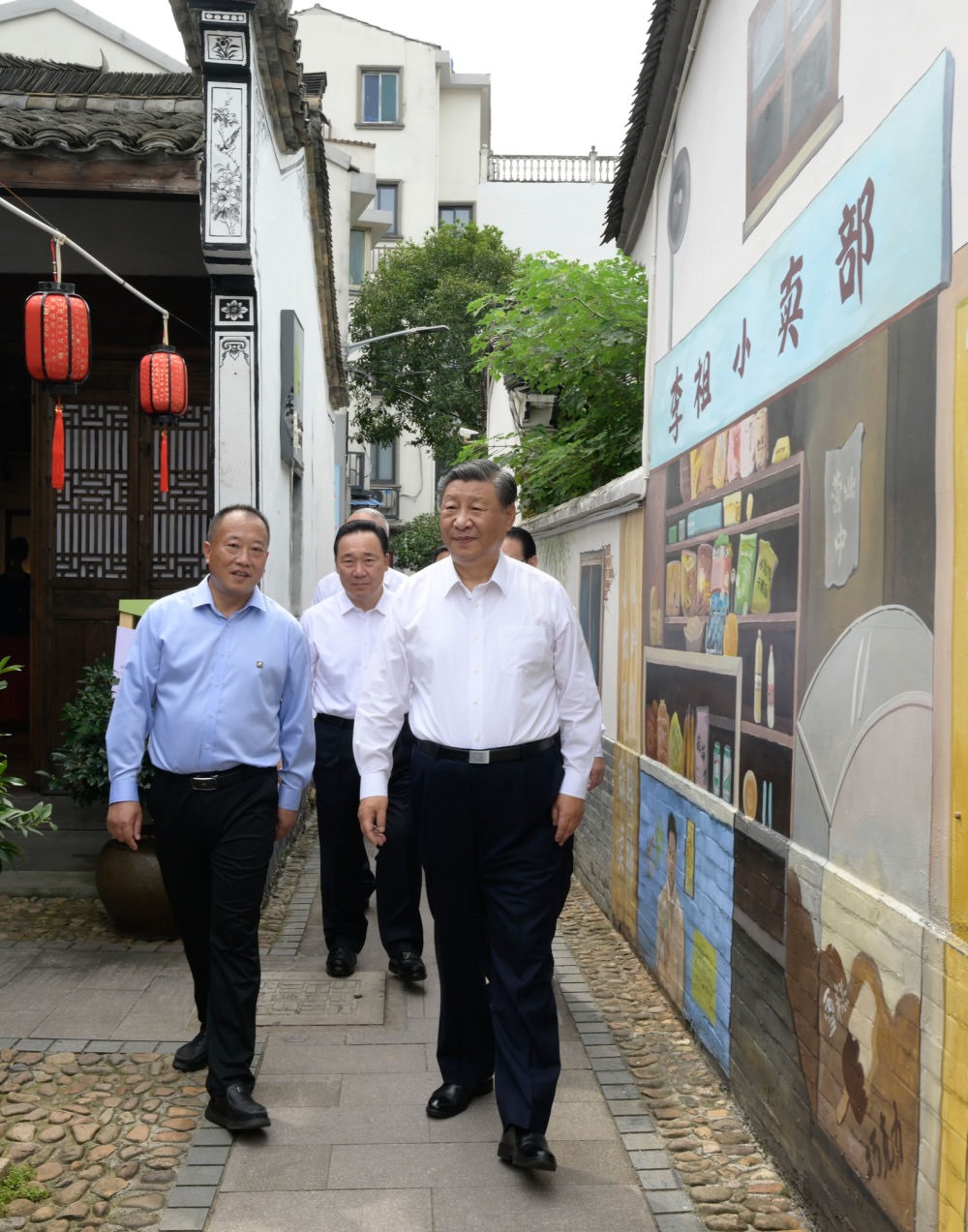 20日上午，習(xí)近平在金華市義烏市后宅街道李祖村考察。
