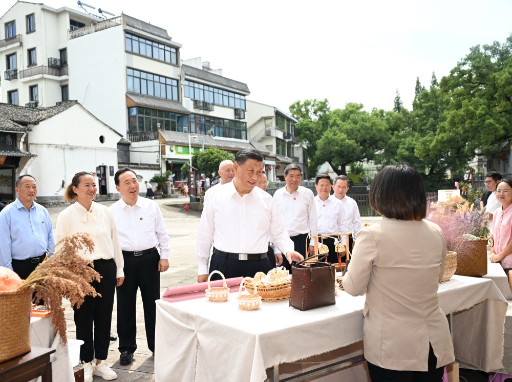 20日上午，習(xí)近平在金華市義烏市后宅街道李祖村考察。