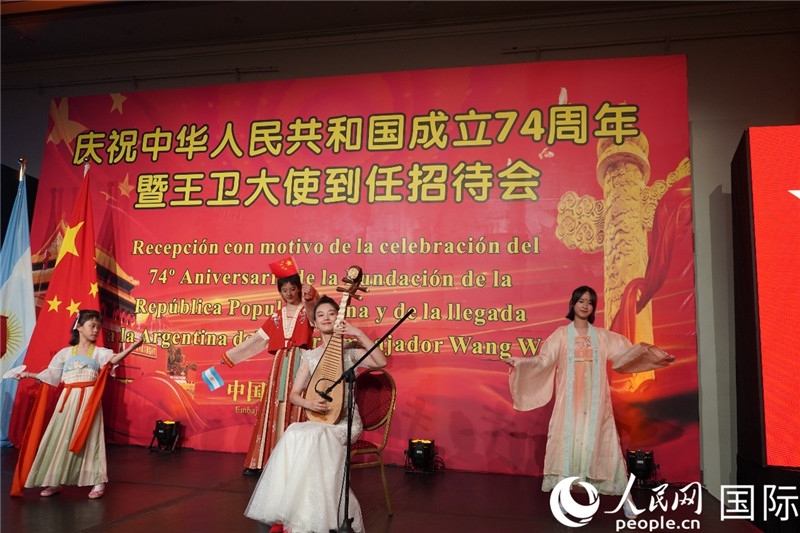 圖為招待會(huì)現(xiàn)場(chǎng)中國(guó)傳統(tǒng)樂(lè)器演奏和舞蹈展示。人民網(wǎng)記者 許放攝