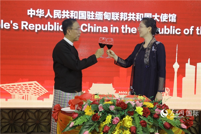 圖為曹靜臨時代辦與溫欣副總理祝酒。人民網記者 謝佳君攝