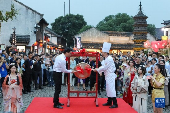 9月27日拍攝的2023年南翔國潮大會暨第十七屆上海南翔小籠文化展開幕儀式現(xiàn)場。