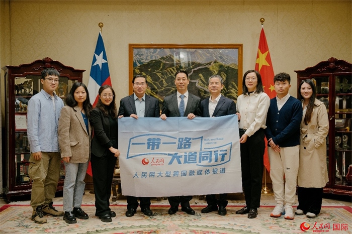 牛清報大使（中）與人民網(wǎng)、人民日報社記者合影。 人民網(wǎng)記者 張若涵攝