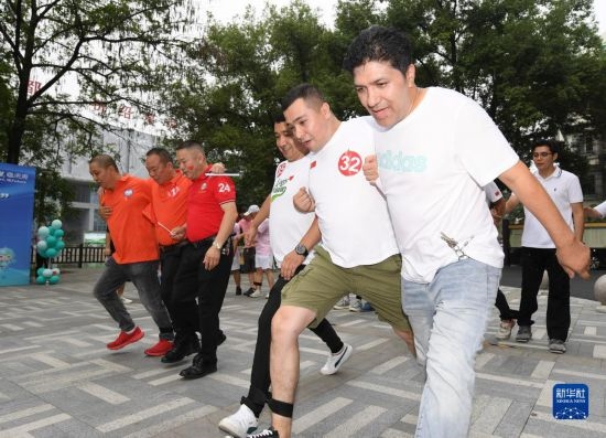 9月28日，在柯橋柯亭社區(qū)，各民族居民參加趣味運(yùn)動(dòng)會(huì)。