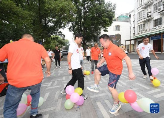 9月28日，在柯橋柯亭社區(qū)，各民族居民參加趣味運(yùn)動(dòng)會(huì)。