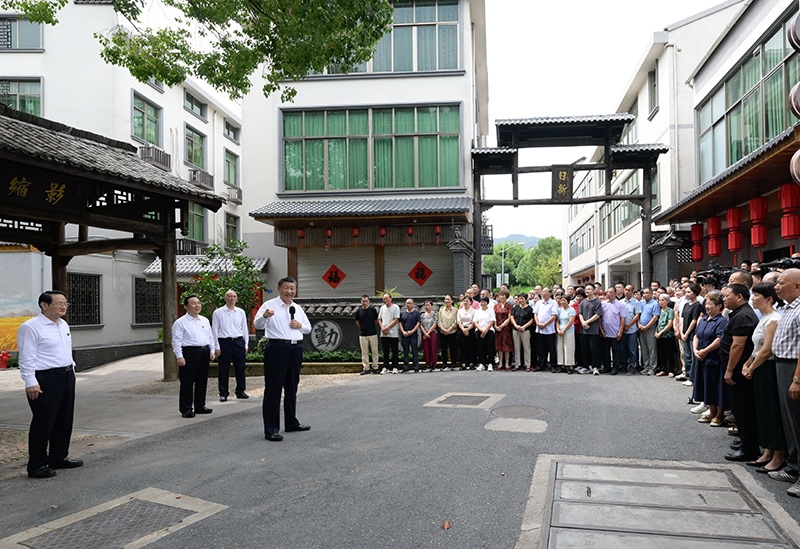 2023年9月20日，習(xí)近平在浙江省金華市義烏市后宅街道李祖村考察時，同群眾親切交流。