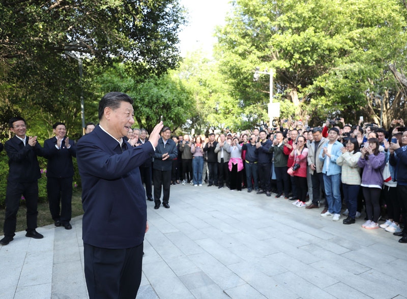 2021年3月24日，習(xí)近平在福建省福州市福山郊野公園考察時，向市民們招手致意。
