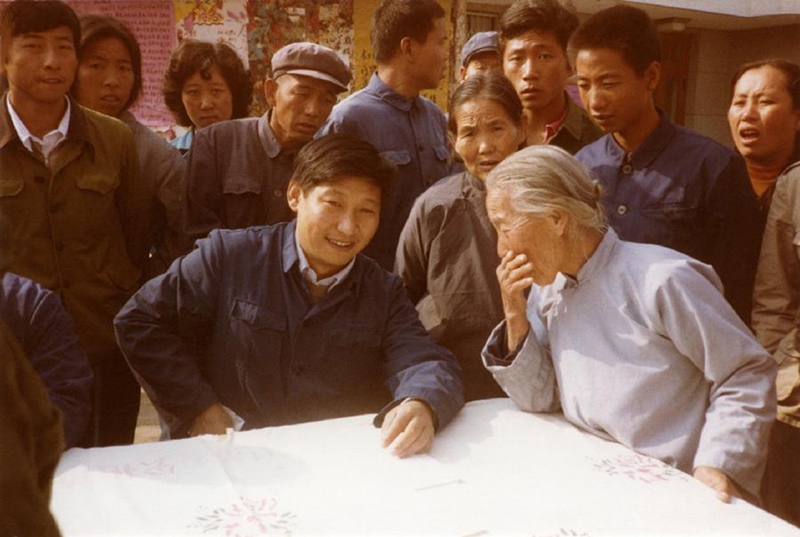 1983年，時任河北正定縣委書記的習(xí)近平（前排居中）臨時在大街上擺桌子聽取老百姓意見。