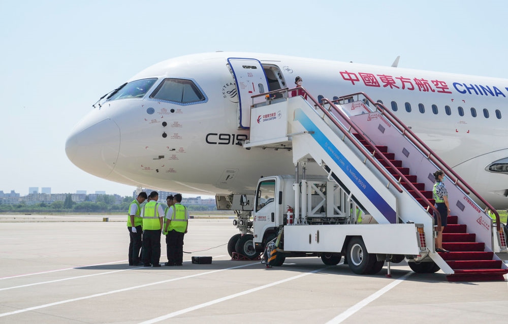 在上海虹橋國際機場停機坪拍攝的C919飛機（5月28日攝）。新華社記者 丁汀 攝