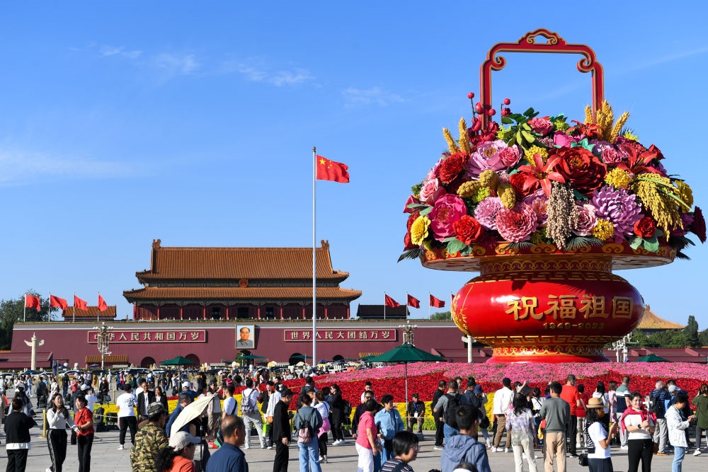 9月27日，市民游客在天安門廣場參觀“祝福祖國”巨型花籃。新華社記者 鞠煥宗 攝