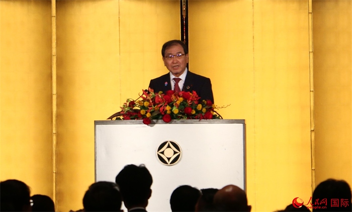 日本經(jīng)濟(jì)團(tuán)體聯(lián)合會會長十倉雅和發(fā)表致辭。人民網(wǎng) 許可攝