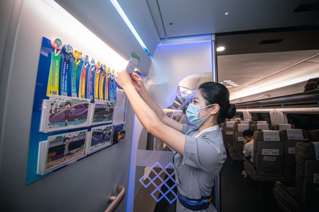 2023年9月16日，復(fù)興號亞運智能動車組列車正式載客運營。新華社記者 江漢 攝