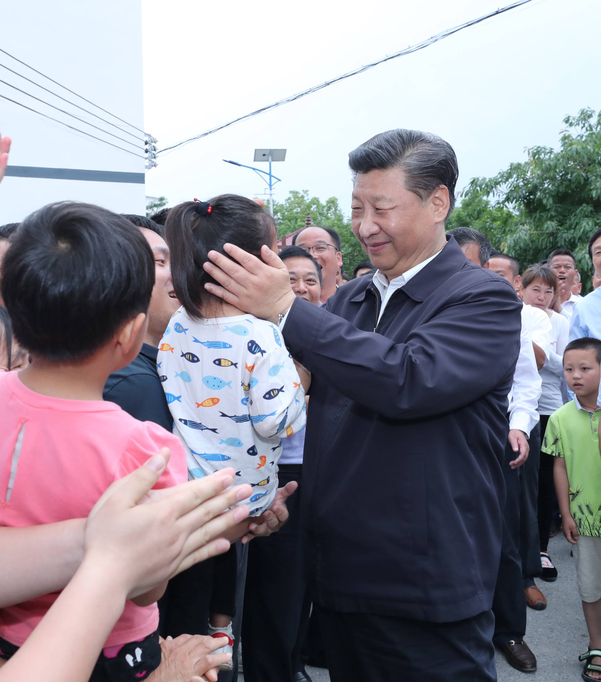 2019年5月20日，中共中央總書記、國家主席、中央軍委主席習近平深入贛南老區(qū)考察調(diào)研。這是習近平來到贛州市于都縣梓山鎮(zhèn)潭頭村親切看望老區(qū)群眾。新華社記者 鞠鵬 攝