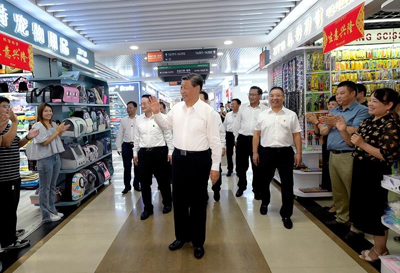 △2023年9月20日，習(xí)近平總書記在浙江義烏國際商貿(mào)城考察時，同商戶親切交流。