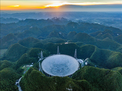 “中國天眼”全景（維護(hù)保養(yǎng)期間拍攝）。新華社記者 歐東衢 攝