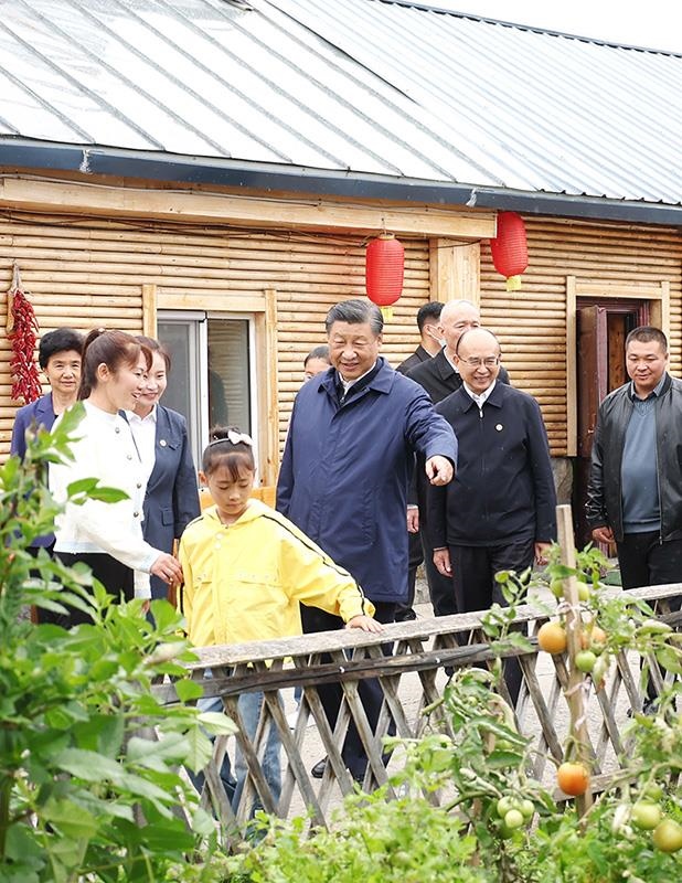 △2023年9月6日，習(xí)近平總書記在黑龍江漠河市北極村村民史瑞娟家的民宿小院考察。