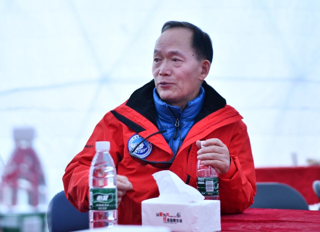 中國科學(xué)院院士、第二次青藏科考隊(duì)隊(duì)長(zhǎng)姚檀棟在卓奧友峰登山大本營（9月29日攝）。新華社記者晉美多吉 攝