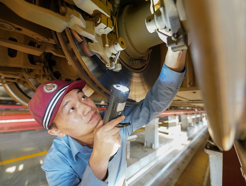 陳浦燕在對(duì)入庫(kù)動(dòng)車(chē)組進(jìn)行巡檢作業(yè)。受訪者供圖