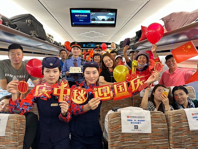 孫柄全與班組人員、旅客共同“慶中秋，迎國(guó)慶”。受訪者供圖