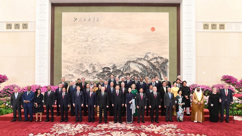 2019年4月26日，習近平主席和夫人彭麗媛在北京人民大會堂舉行宴會，歡迎出席第二屆“一帶一路”國際合作高峰論壇的外方領導人夫婦及嘉賓。這是習近平和彭麗媛同外方領導人夫婦及嘉賓合影留念。