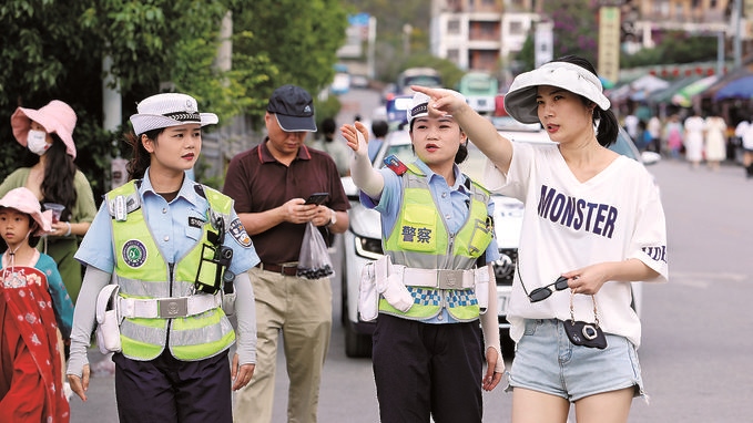 女子中隊隊員在小七孔景區(qū)給游客指路。莫玄毅攝