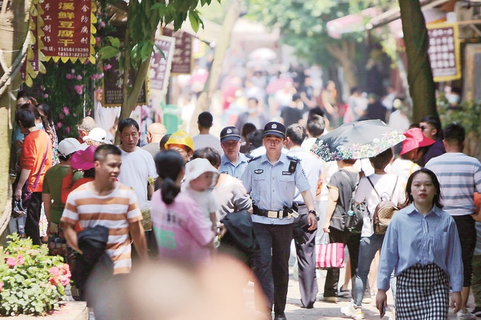 李莊派出所民警在古鎮(zhèn)景區(qū)巡邏。胡澎攝