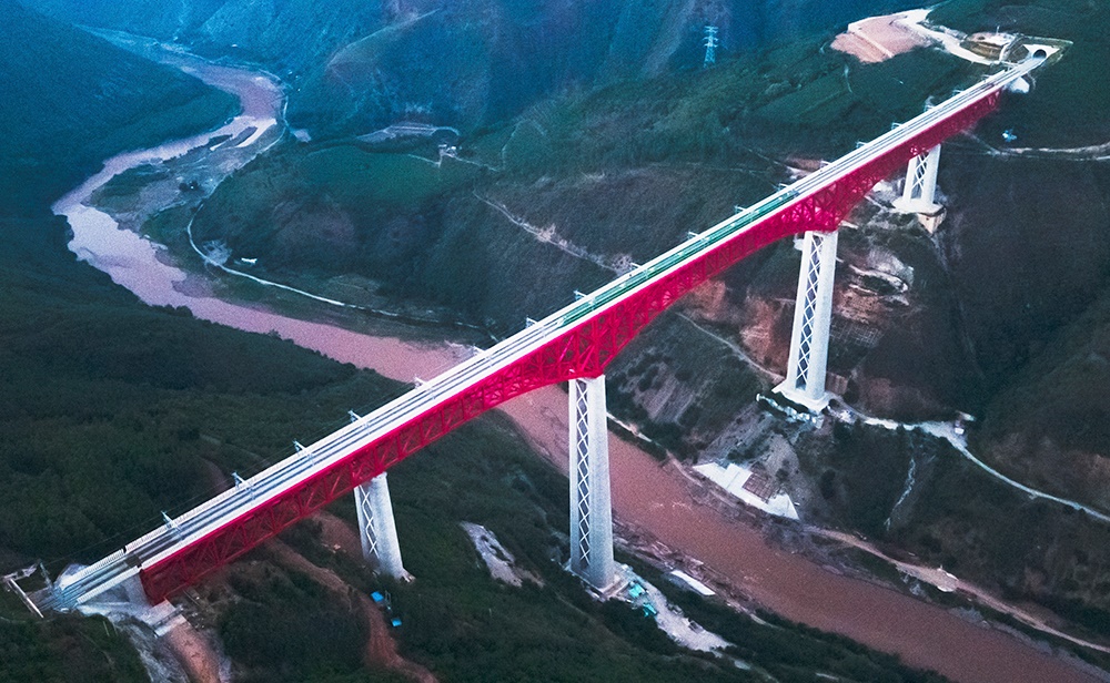 中老鐵路首發(fā)列車(chē)駛過(guò)中國(guó)云南省元江哈尼族彝族傣族自治縣境內(nèi)的元江雙線(xiàn)特大橋（2021年12月3日攝，無(wú)人機(jī)照片）。