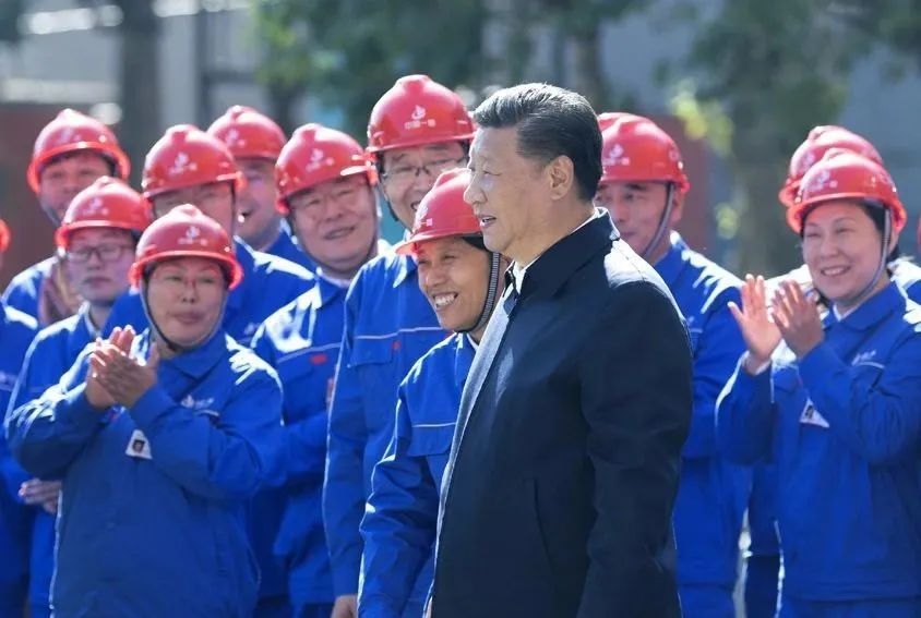 △2018年9月26日，習近平總書記來到中國一重集團，同工人親切交流。
