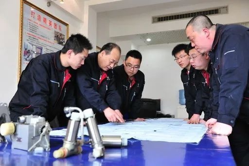 △李志強（左二）與班組成員在研究工作。