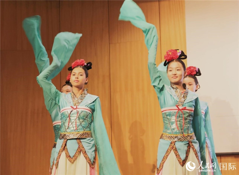 兩國文化志愿者共同表演中國傳統(tǒng)舞蹈。人民網(wǎng)記者 陳海琪攝