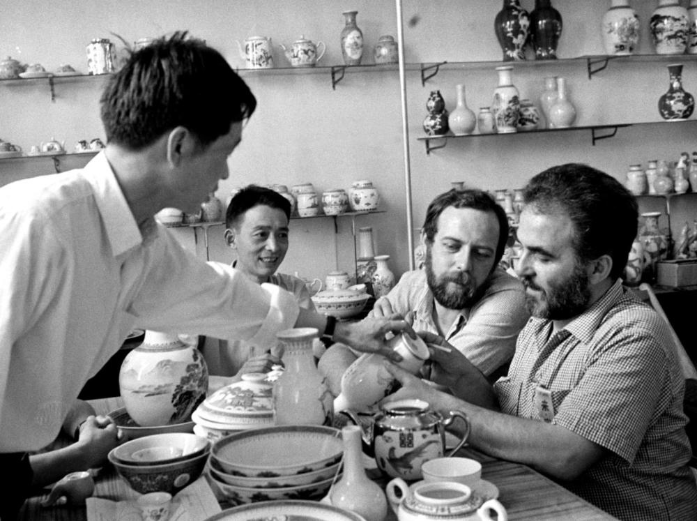 ↑ 在1978年的廣交會(huì)上，意大利客商在洽談選購景德鎮(zhèn)瓷器。