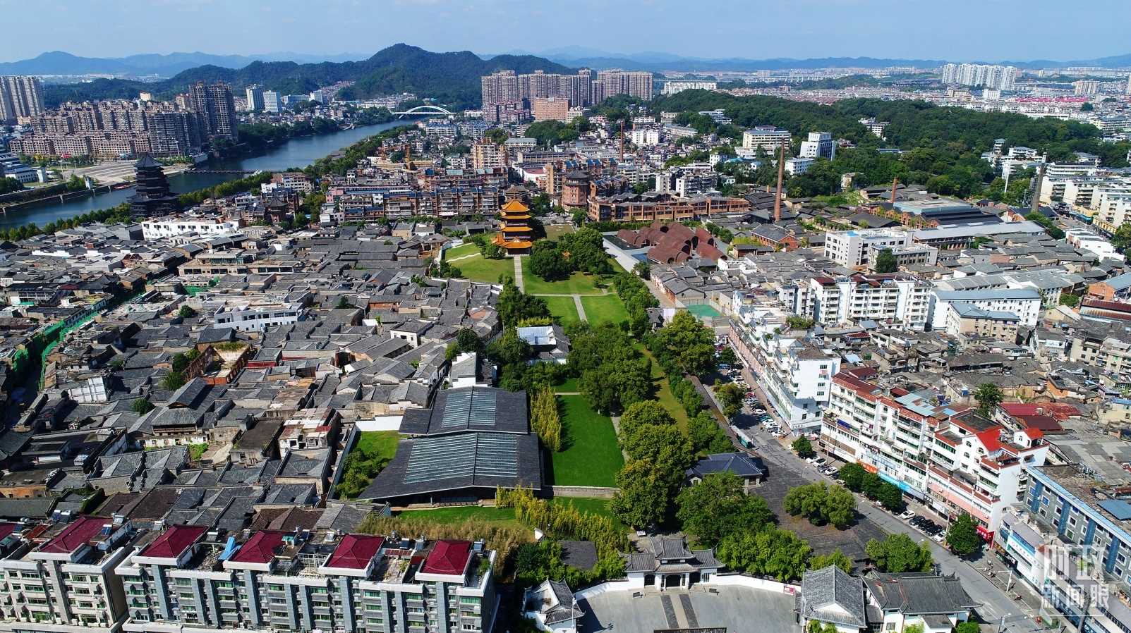 △景德鎮(zhèn)陶陽里歷史文化街區(qū)俯瞰。（總臺央視記者范凱拍攝）