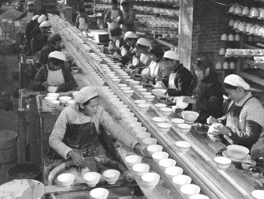 ↑ 1978年，景德鎮(zhèn)為民瓷廠工人生產(chǎn)日用瓷。