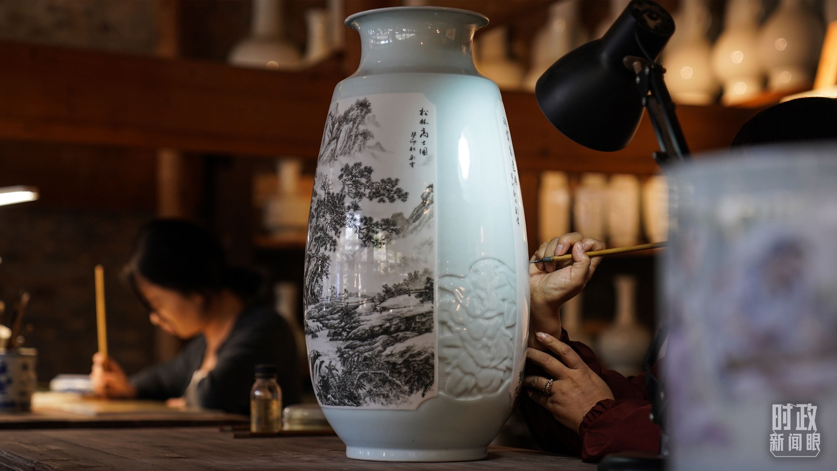 △陶瓷畫師正在繪制瓷器。（總臺國廣記者李晉拍攝）