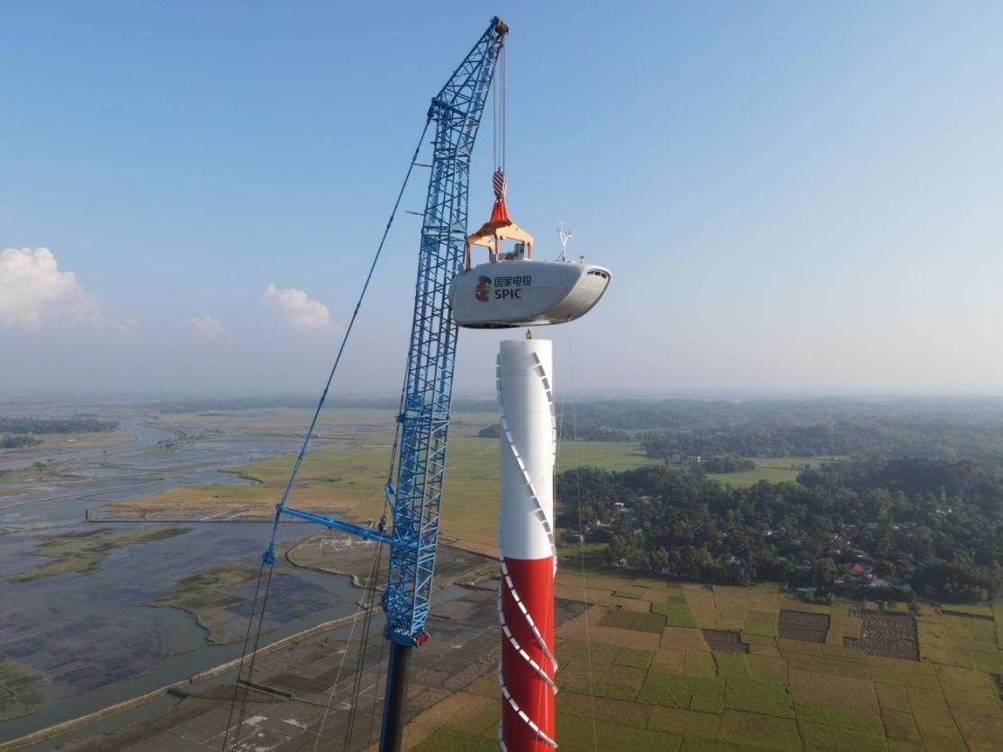 孟加拉國科巴風(fēng)電項目首臺風(fēng)機吊裝。國家電投供圖