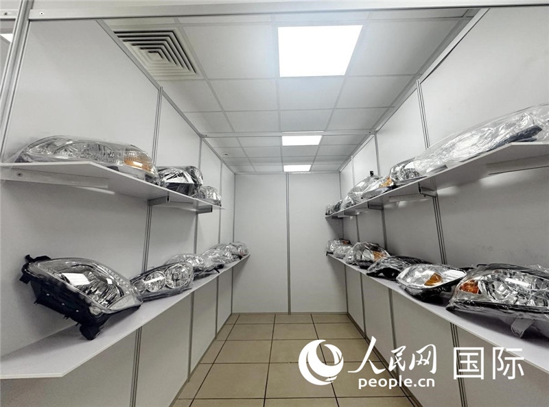 在位于莫斯科格林伍德國(guó)際貿(mào)易中心的浙江寧波優(yōu)質(zhì)商品展銷中心內(nèi)，展示著來(lái)自浙江寧波慈溪市的汽車配件樣品。人民網(wǎng)記者 申佳平攝