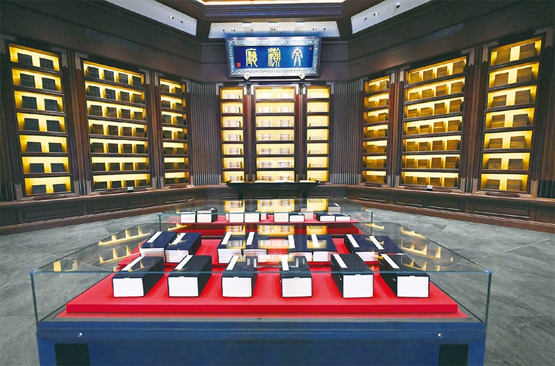 建設(shè)中國(guó)國(guó)家版本館，是以習(xí)近平同志為核心的黨中央作出的重大決策，是文明大國(guó)建設(shè)的基礎(chǔ)工程，是功在當(dāng)代、利在千秋的標(biāo)志性文化工程，充分體現(xiàn)了我們黨傳承發(fā)展中華文化的高度自覺、汲取歷史智慧更好走向未來的歷史主動(dòng)。圖為2023年5月拍攝的中國(guó)國(guó)家版本館中央總館文瀚廳。 新華社發(fā)