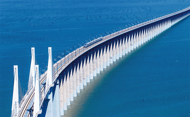 2023年9月28日，中國(guó)首條時(shí)速350公里跨海高鐵——福廈高鐵正式開通運(yùn)營(yíng)。圖為一列運(yùn)行試驗(yàn)車組駛過福廈高鐵湄洲灣跨海大橋（9月19日攝，無人機(jī)照片）。 新華社記者 魏培全/攝