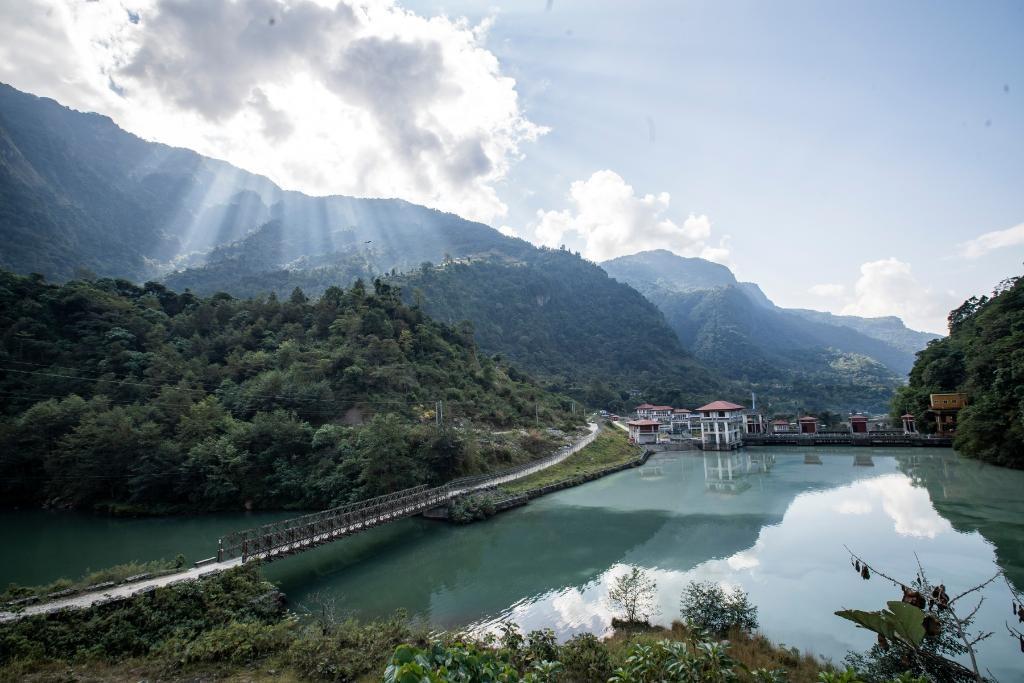 這是2022年11月8日拍攝的尼泊爾上馬相迪A水電站大壩。上馬相迪A水電站位于尼泊爾西部勒姆宗縣，2013年1月開工建設(shè)，2017年1月1日投入商業(yè)運(yùn)營(yíng)。該水電站投入運(yùn)營(yíng)以來，極大緩解了尼泊爾電力緊缺局面。新華社發(fā)（哈里·馬哈爾詹 攝）