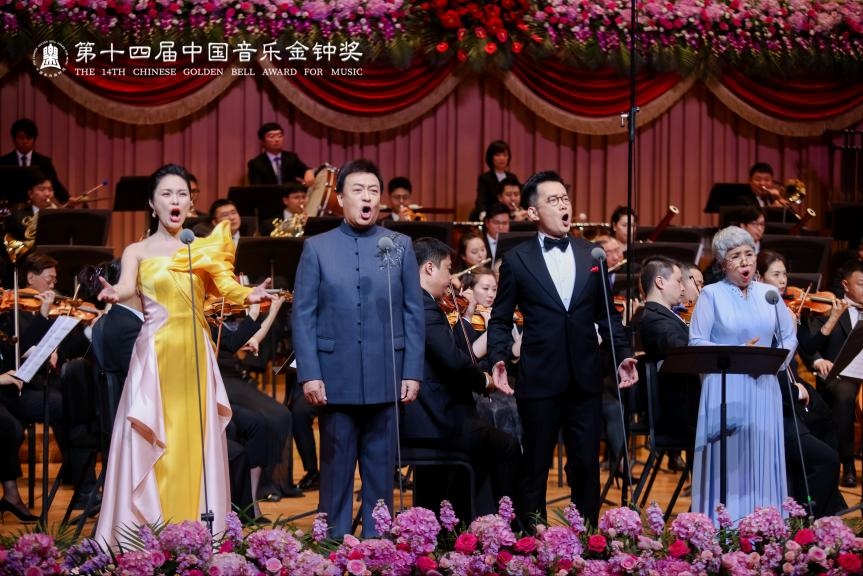 龔爽（左一）、呂繼宏（左二）、石倚潔（右二）、迪里拜爾（右一）四位藝術(shù)家領(lǐng)唱《領(lǐng)航》。主辦方供圖