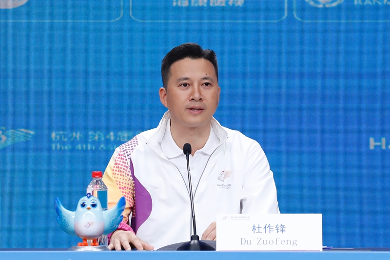 杭州亞殘運會火炬?zhèn)鬟f指揮中心副指揮長杜作鋒介紹火炬?zhèn)鬟f工作安排。杭州亞殘組委供圖