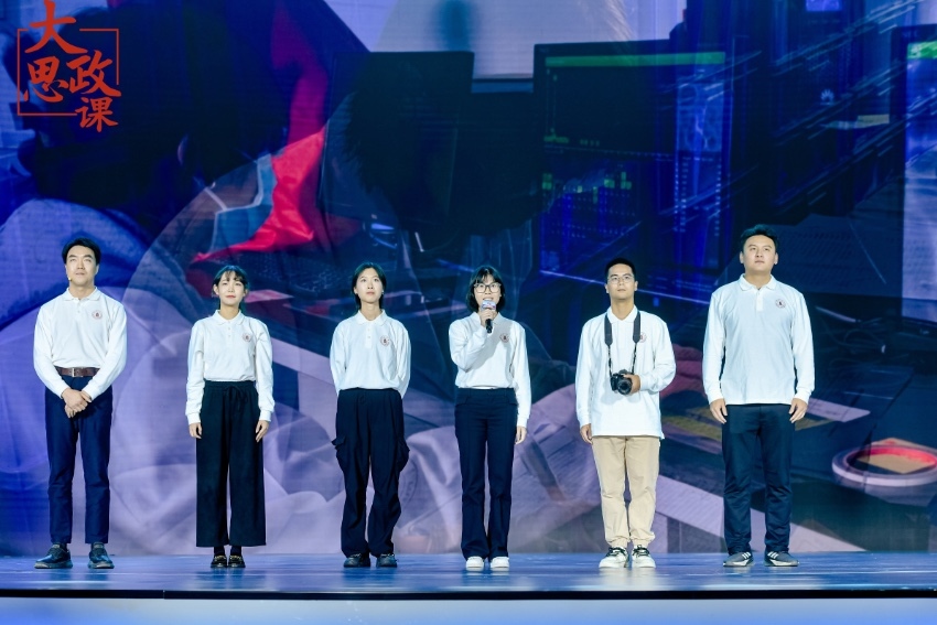 四川大學(xué)三星堆遺址考古隊(duì)隊(duì)長、考古文博學(xué)院教授黎海超和四川大學(xué)三星堆遺址考古隊(duì)隊(duì)員們