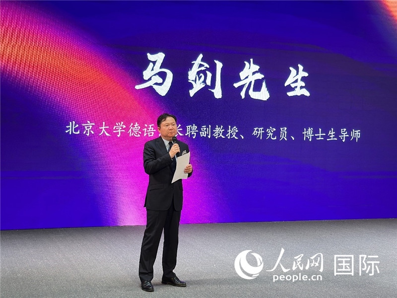 北京大學(xué)德語系長聘副教授馬劍點評學(xué)生表現(xiàn)。（攝影：張麗鷗）